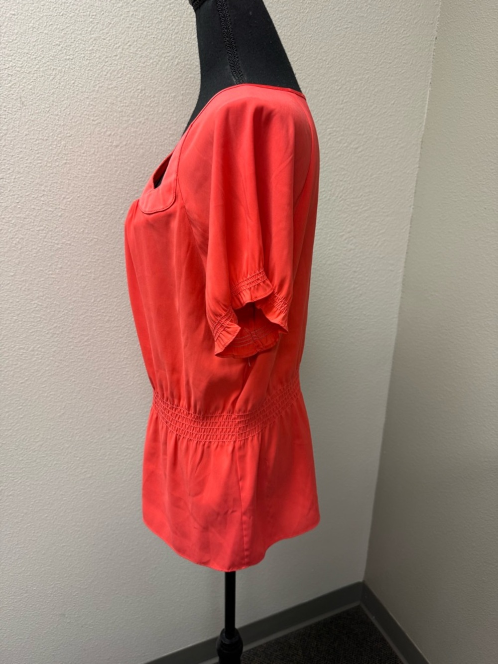 Gianni Bini Coral Cutout Blouse L Smocked Waist Flowy Dressy Top Chic - Picture 4 of 9